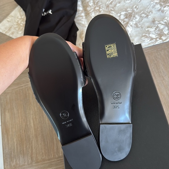 CHANEL CC LOGO BLACK QUILTED LEATHER FLAT SHOES SLIDES MULES SANDALS size 38.5 - Picture 6 of 7